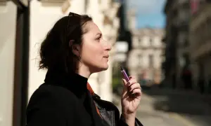 Palenie na chodniku: Czy zawsze legalne? Uniknij mandatu 500 zł!