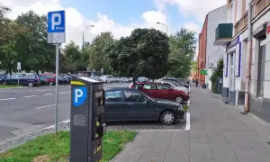 Parkowanie na chodniku: 1,5m, 2,5t i kary. Czy parkujesz legalnie?