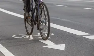 Rowerem po chodniku? Kiedy możesz, a kiedy dostaniesz mandat 1500 zł?