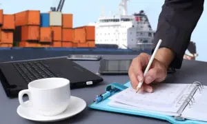 Co to jest spedytor? Poznaj zawód, zarobki i ścieżkę kariery