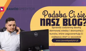 Mężczyzna w białej koszuli rozmawia przez telefon, siedząc przy biurku przed monitorem komputera.