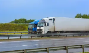 Ciężarówki na autostradzie: zakaz wyprzedzania od 1.07.2023. Co musisz wiedzieć?