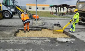 Jak się kładzie asfalt? Tajniki trwałej drogi krok po kroku