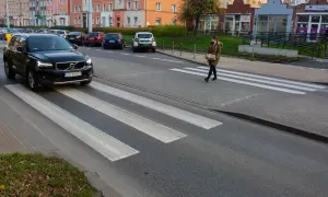 Zasada chodnika: Kto ma pierwszeństwo? Uniknij mandatu!