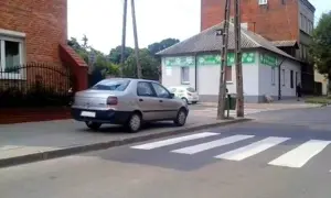 1,5 metra na chodniku: Jak parkować, by nie dostać mandatu?