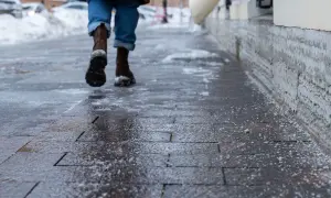 Lód na chodniku: czym posypać? Uniknij mandatu i zniszczeń