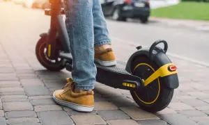 Czy hulajnogą można jeździć po chodniku? Uniknij mandatu!