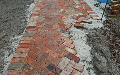 Jak zrobić chodnik z cegieł? Kompletny poradnik DIY!