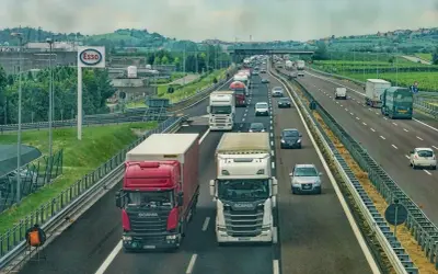 Transport a spedycja: Kluczowe różnice i rola w logistyce TSL