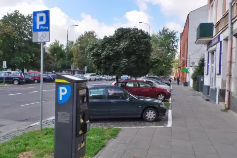 Parkowanie na chodniku: 1,5m, 2,5t i kary. Czy parkujesz legalnie?