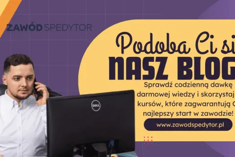Mężczyzna w białej koszuli rozmawia przez telefon, siedząc przy biurku przed monitorem komputera.
