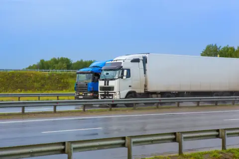 Ciężarówki na autostradzie: zakaz wyprzedzania od 1.07.2023. Co musisz wiedzieć?