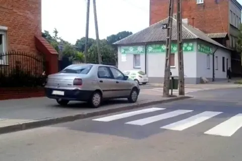 1,5 metra na chodniku: Jak parkować, by nie dostać mandatu?
