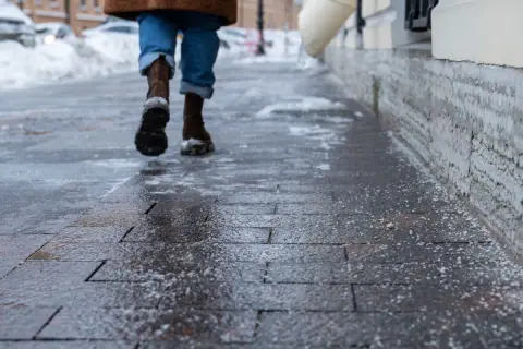 Lód na chodniku: czym posypać? Uniknij mandatu i zniszczeń