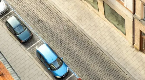 Parkowanie na chodniku: 1,5 metra i 3 warunki. Uniknij mandatu!
