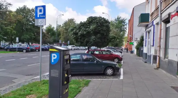 Parkowanie na chodniku: 1,5m, 2,5t i kary. Czy parkujesz legalnie?
