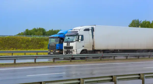 Ciężarówki na autostradzie: zakaz wyprzedzania od 1.07.2023. Co musisz wiedzieć?