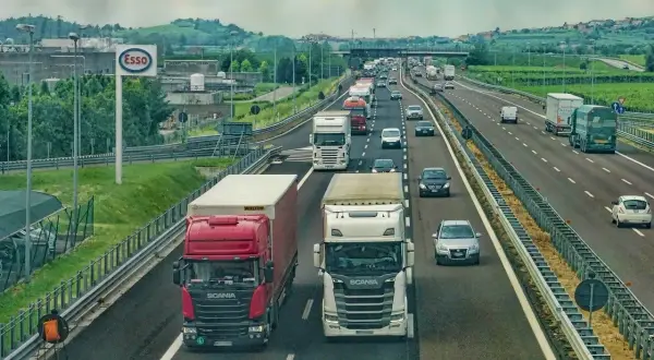 Transport a spedycja: Kluczowe różnice i rola w logistyce TSL