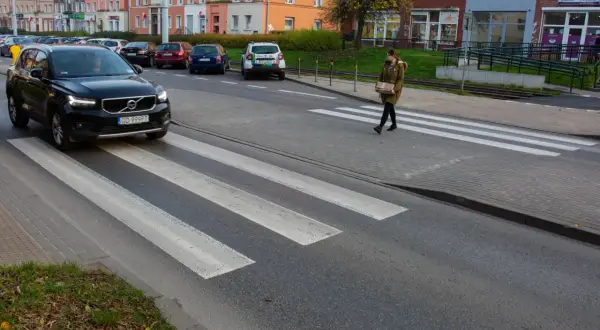 Zasada chodnika: Kto ma pierwszeństwo? Uniknij mandatu!