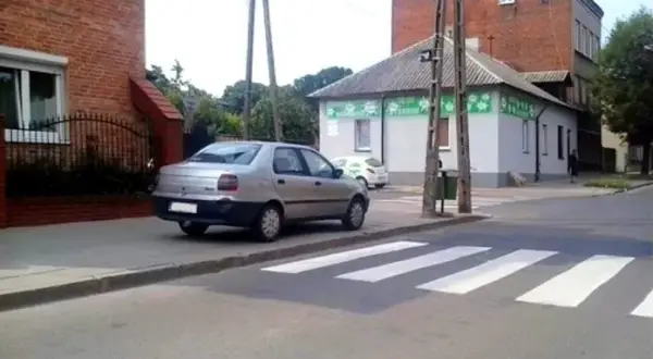 1,5 metra na chodniku: Jak parkować, by nie dostać mandatu?
