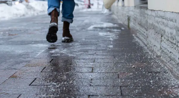 Lód na chodniku: czym posypać? Uniknij mandatu i zniszczeń