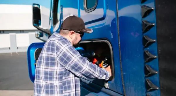 Umowa spedycji: Kompletny przewodnik. Zabezpiecz swój transport!