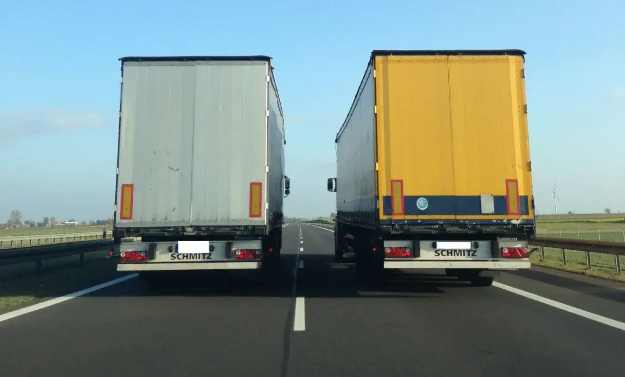 Ciężarówka wyprzedzająca na autostradzie w Polsce