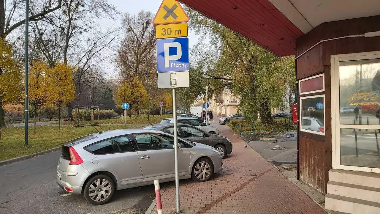 znaki drogowe parkowanie na chodniku T-30