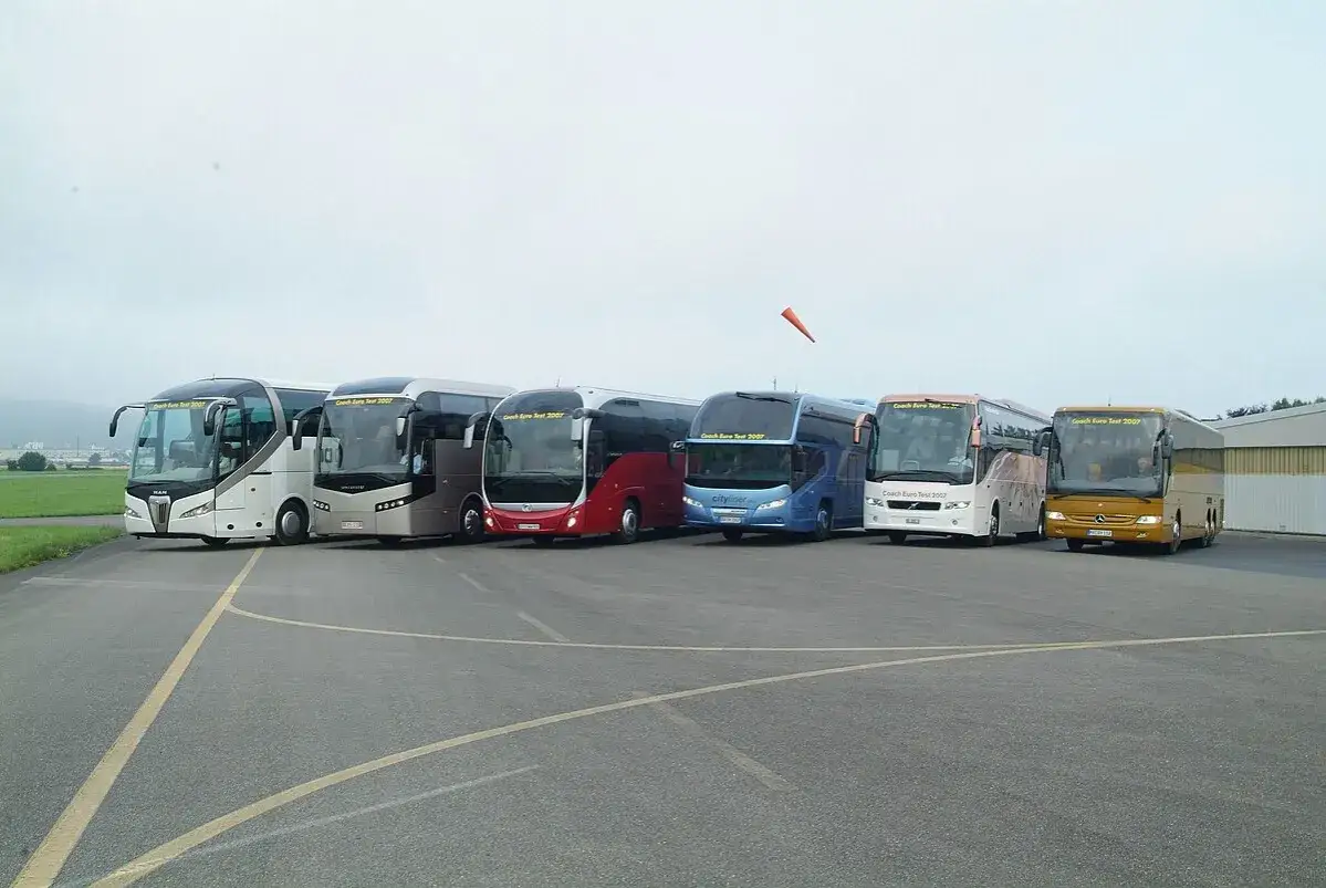 autokar turystyczny vs autobus miejski