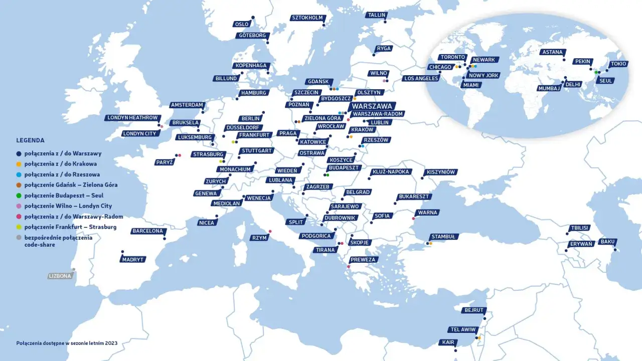 Spedytor międzynarodowy przy pracy, biuro spedycyjne, mapa świata transport