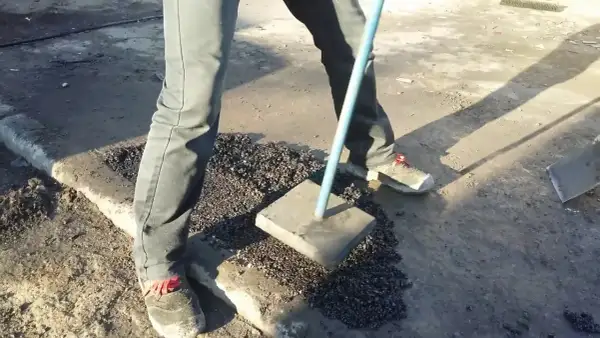 Asfalt na zimno: instrukcja jak naprawić dziury szybko i trwale