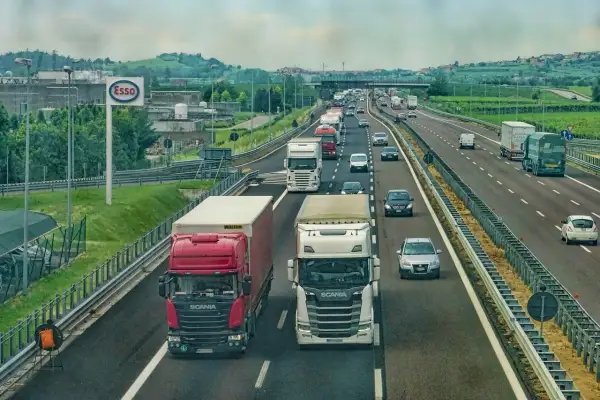 Transport a spedycja: Kluczowe różnice i rola w logistyce TSL